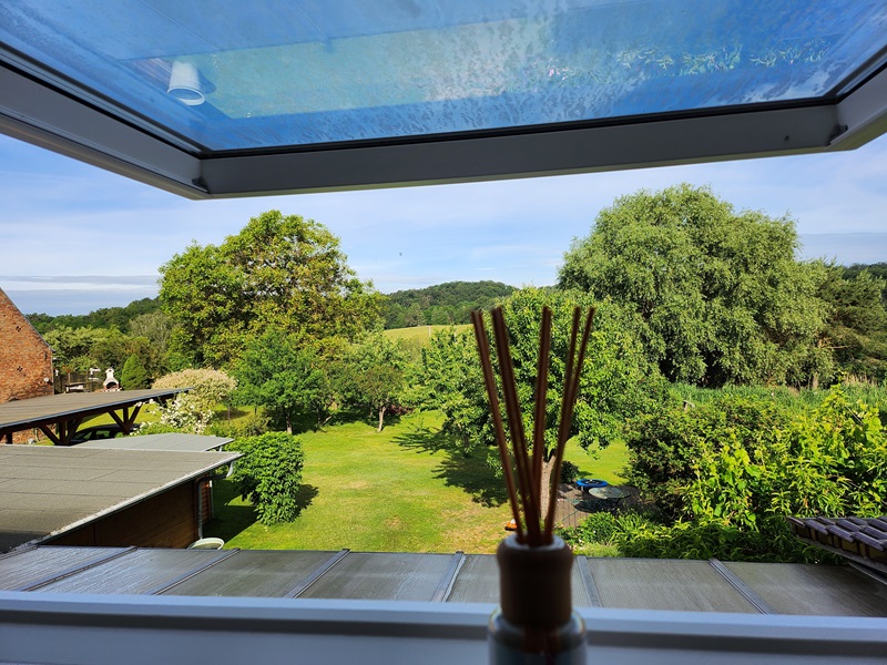 Blick in den Garten aus dem oberen Bad