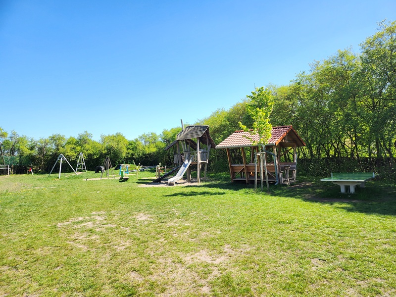 Dorfplatz mit Spielplatz nahe der Unterkunft in Chorin