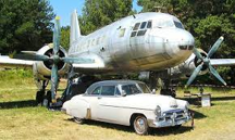 Oldtimer und Flugzeug