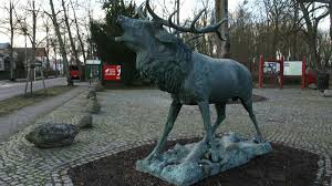 Ausflugsziel Metallhirsch vorm Tierpark Angermünde
