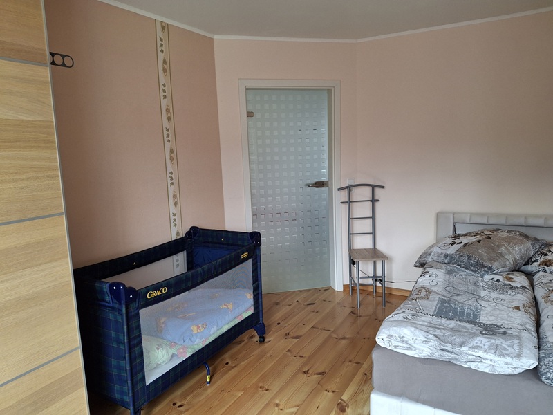 Schlafzimmer beige mit Kleiderschrank im Naturpur Ferienhaus Chorin