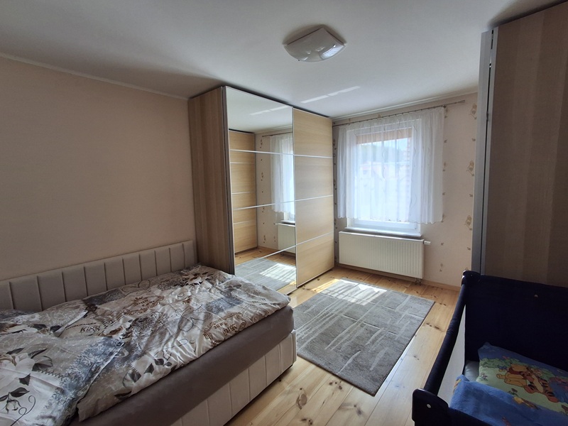 beiges Schlafzimmer in der Unterkunft