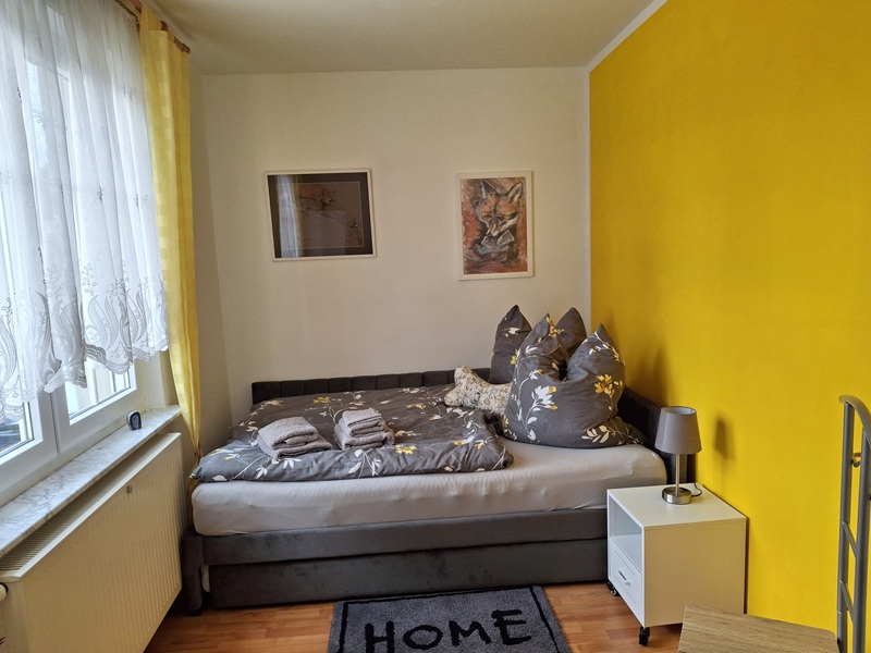 gelbes Schlafzimmer in der Unterkunft