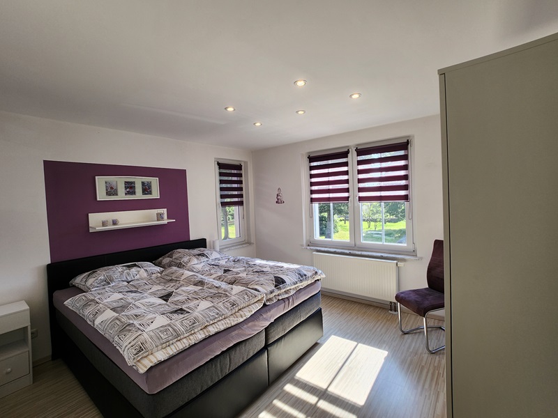 Schlafzimmer lila Ambiente im Naturpur Chorin Ferienhaus